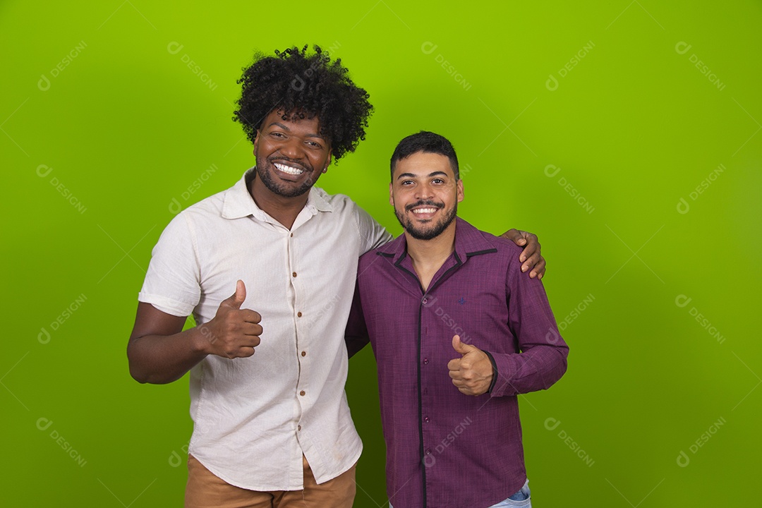 Homens jovens garotos barbudos cabelo cacheado negro sobre fundo isolado verde