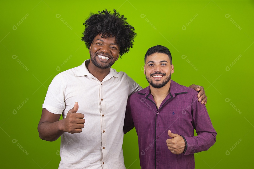 Homens jovens amigos sendo fotografado sorrindo sobre fundo isolado verde