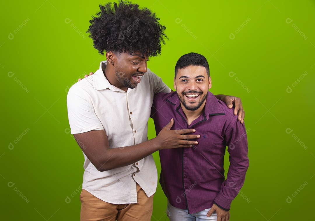 Homens jovens garotos barbudos cabelo cacheado negro sobre fundo isolado verde