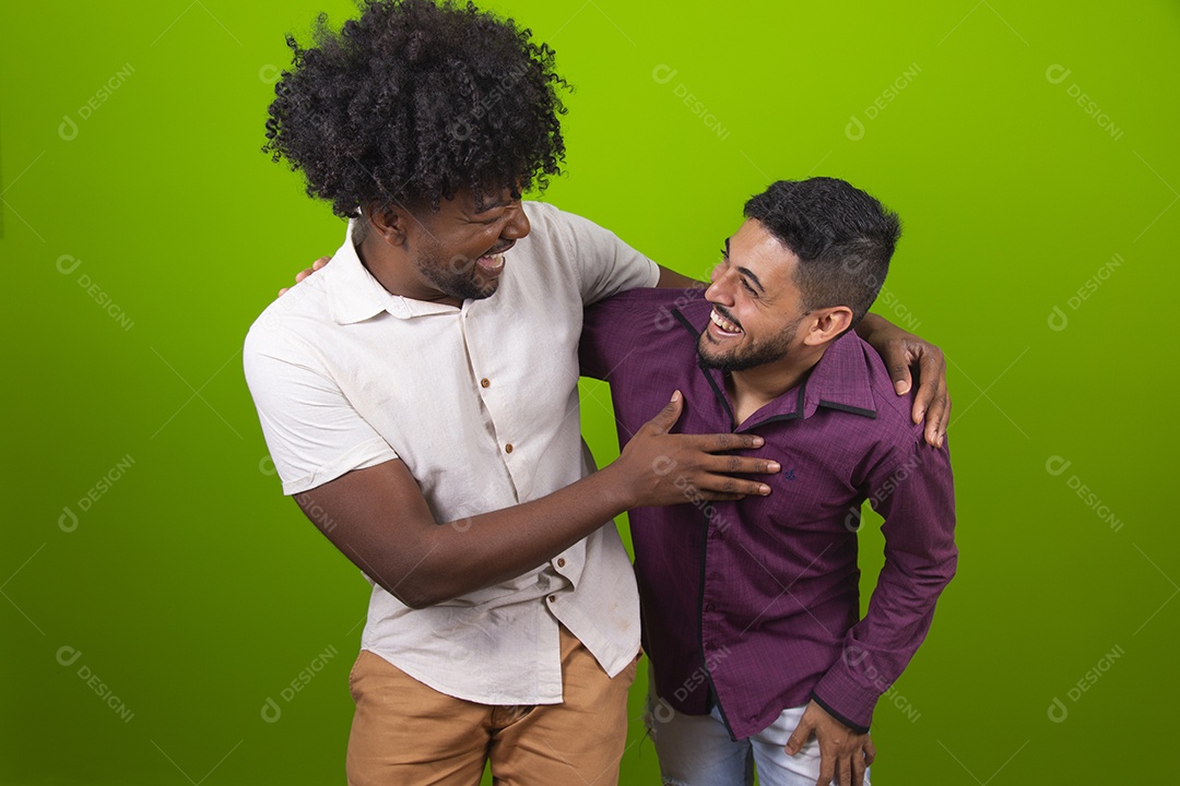 Homens jovens garotos barbudos cabelo cacheado negro sobre fundo isolado verde