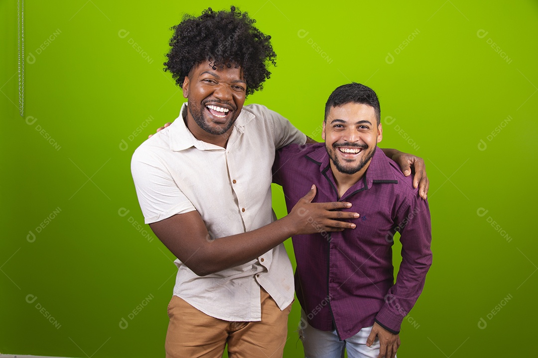 Homens jovens garotos barbudos cabelo cacheado negro sobre fundo isolado verde