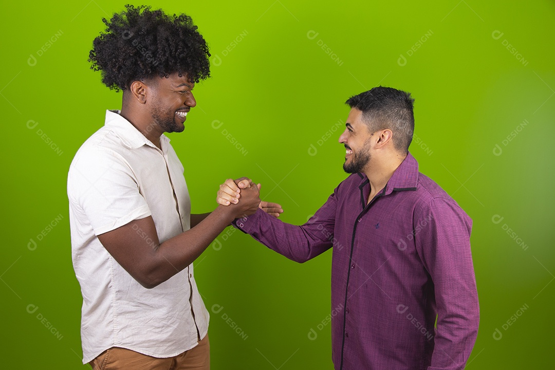 Homens jovens garotos barbudos cabelo cacheado negro sobre fundo isolado verde