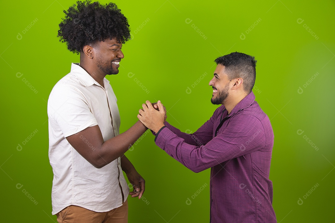 Homens jovens garotos barbudos cabelo cacheado negro sobre fundo isolado verde