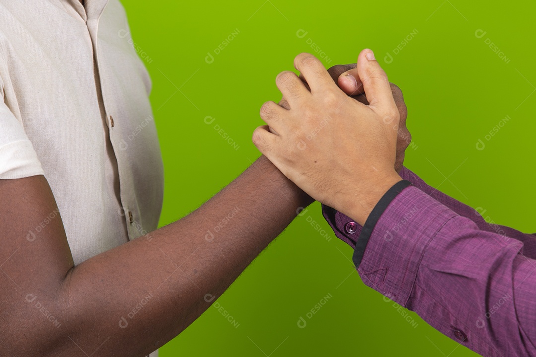 Homens jovens garotos barbudos cabelo cacheado negro sobre fundo isolado verde