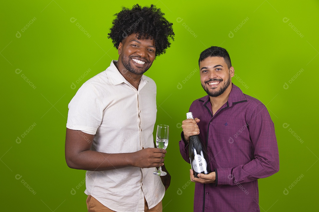Homens jovens garotos barbudos cabelo cacheado negro segurando garrafa de bebida