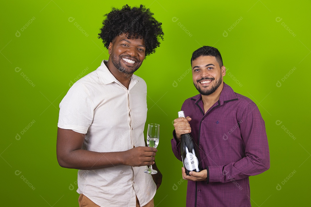 Homens jovens garotos barbudos cabelo cacheado negro segurando garrafa de bebida
