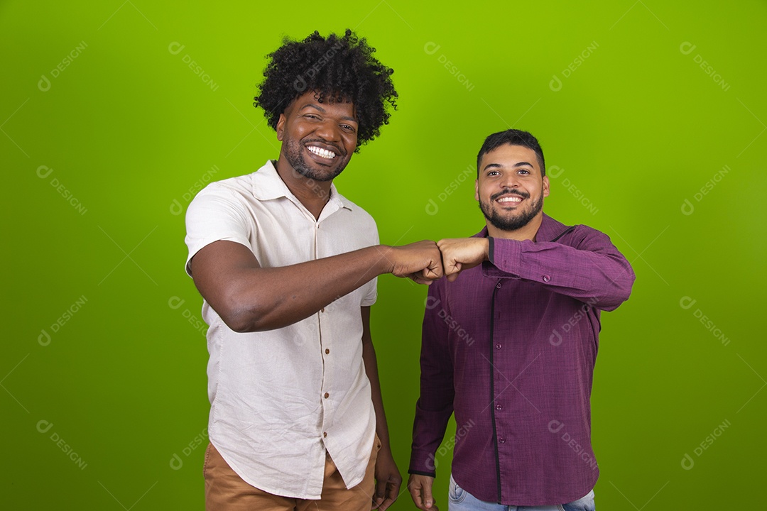 Homens jovens garotos barbudos cabelo cacheado negro sobre fundo isolado verde
