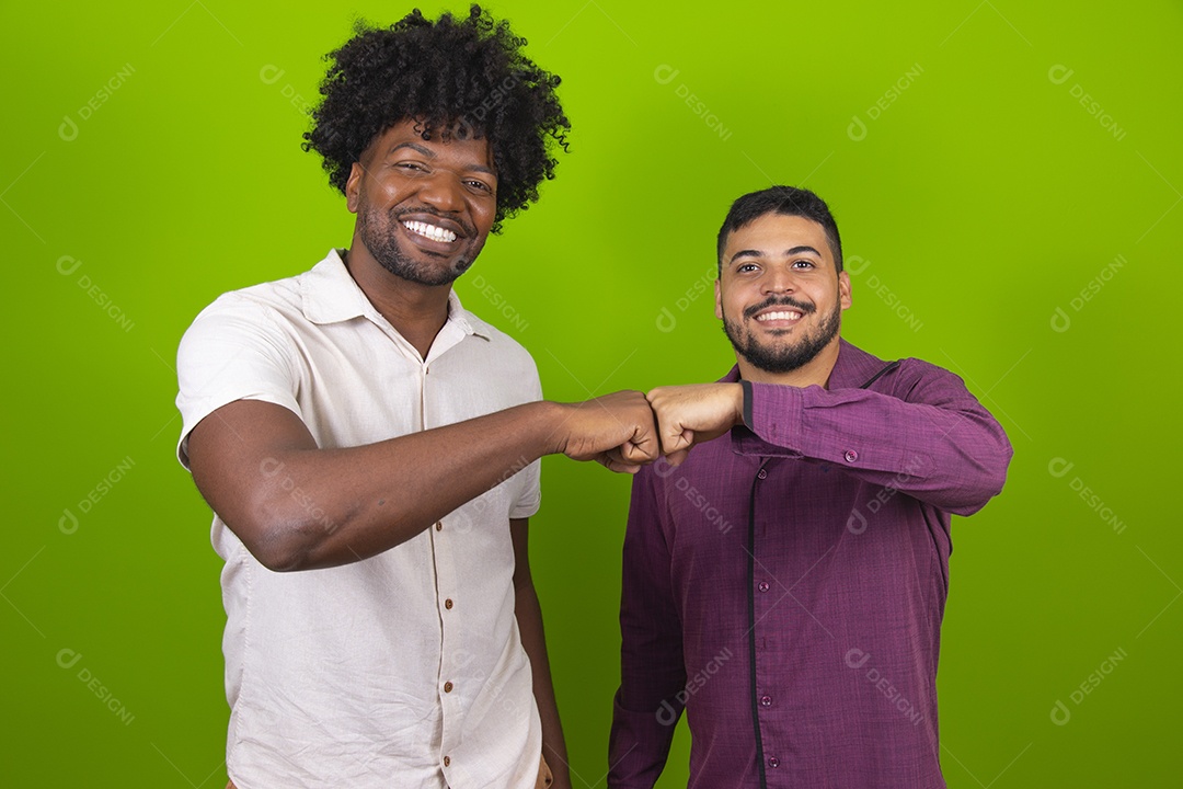 Homens jovens garotos barbudos cabelo cacheado negro sobre fundo isolado verde