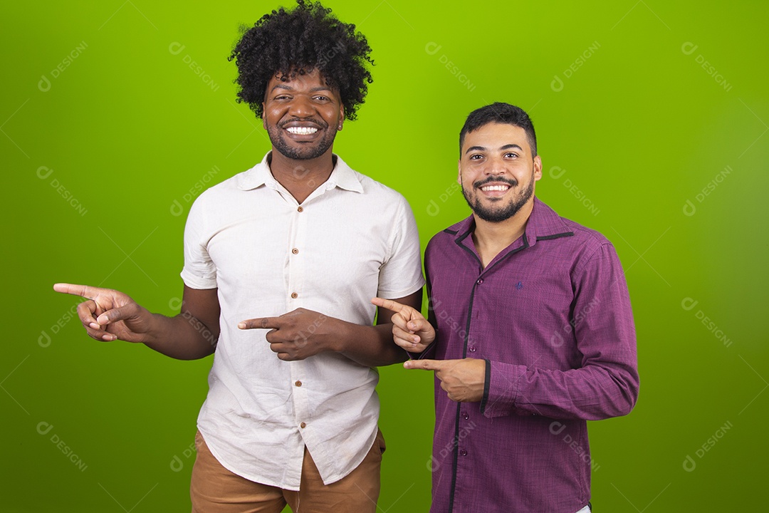 Homens jovens garotos barbudos cabelo cacheado negro sobre fundo isolado verde