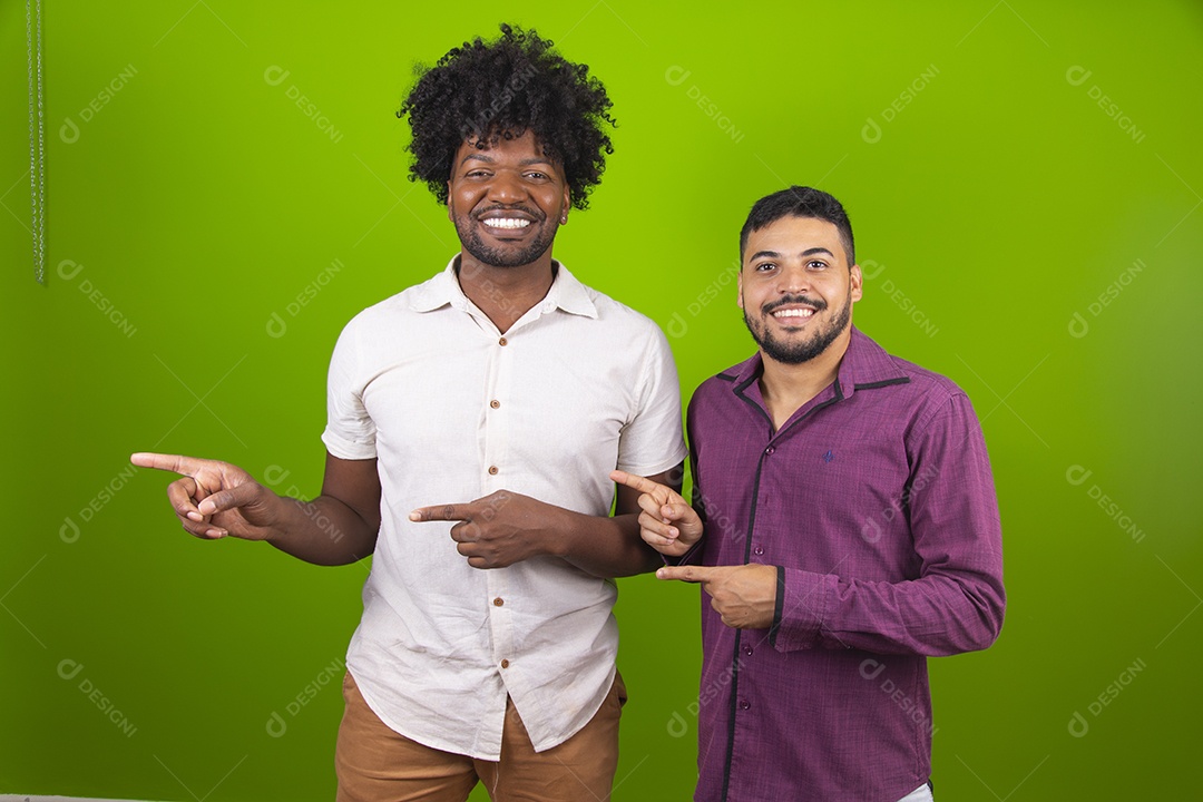 Homens jovens garotos barbudos cabelo cacheado negro sobre fundo isolado verde