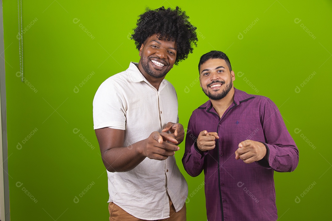 Homens jovens garotos barbudos cabelo cacheado negro sobre fundo isolado verde