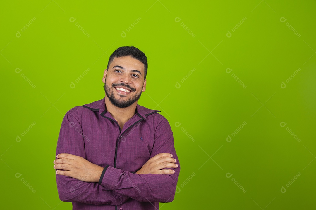 Homem jovem garoto barbudo sobre fundo isolado verde