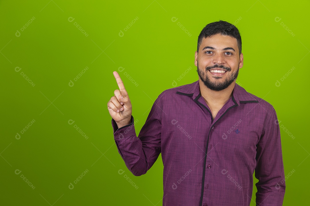 Homem jovem garoto barbudo sobre fundo isolado verde