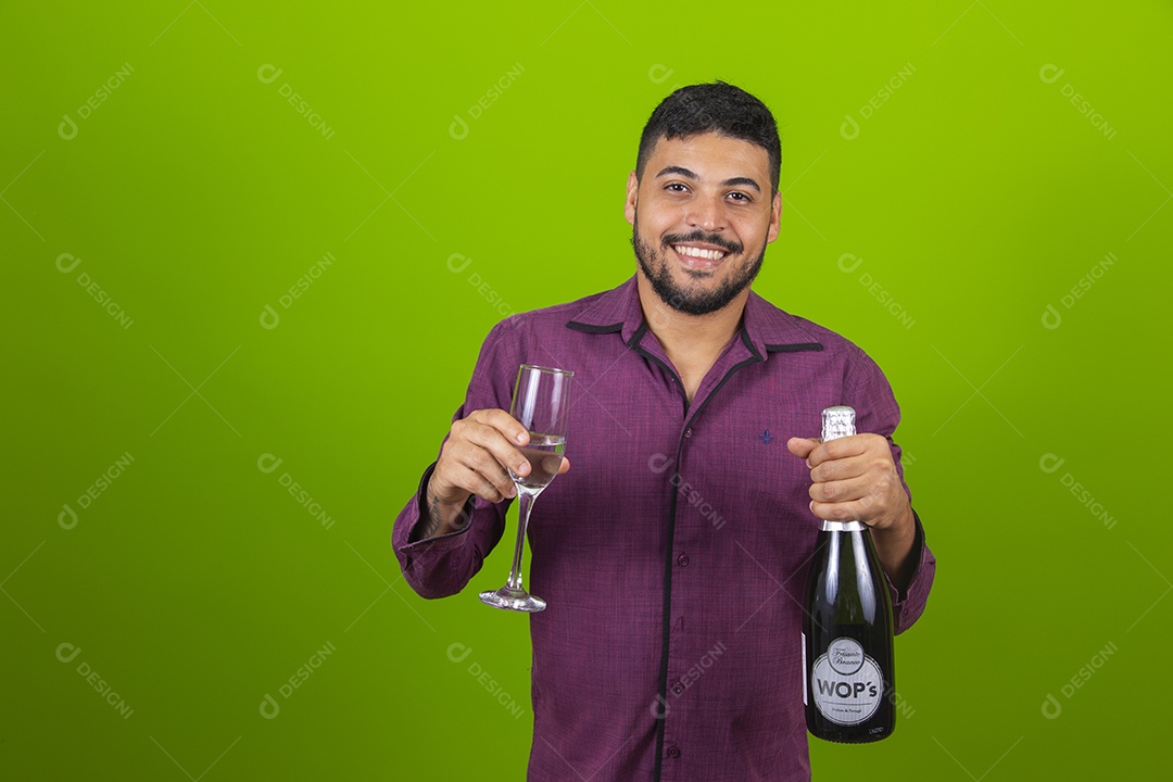 Homem jovem garoto barbudo segurando garrafa bebida sobre fundo isolado verde