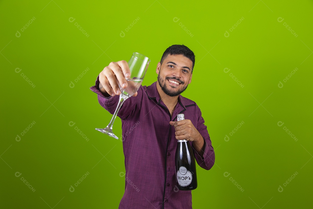 Homem jovem garoto barbudo sobre fundo isolado verde
