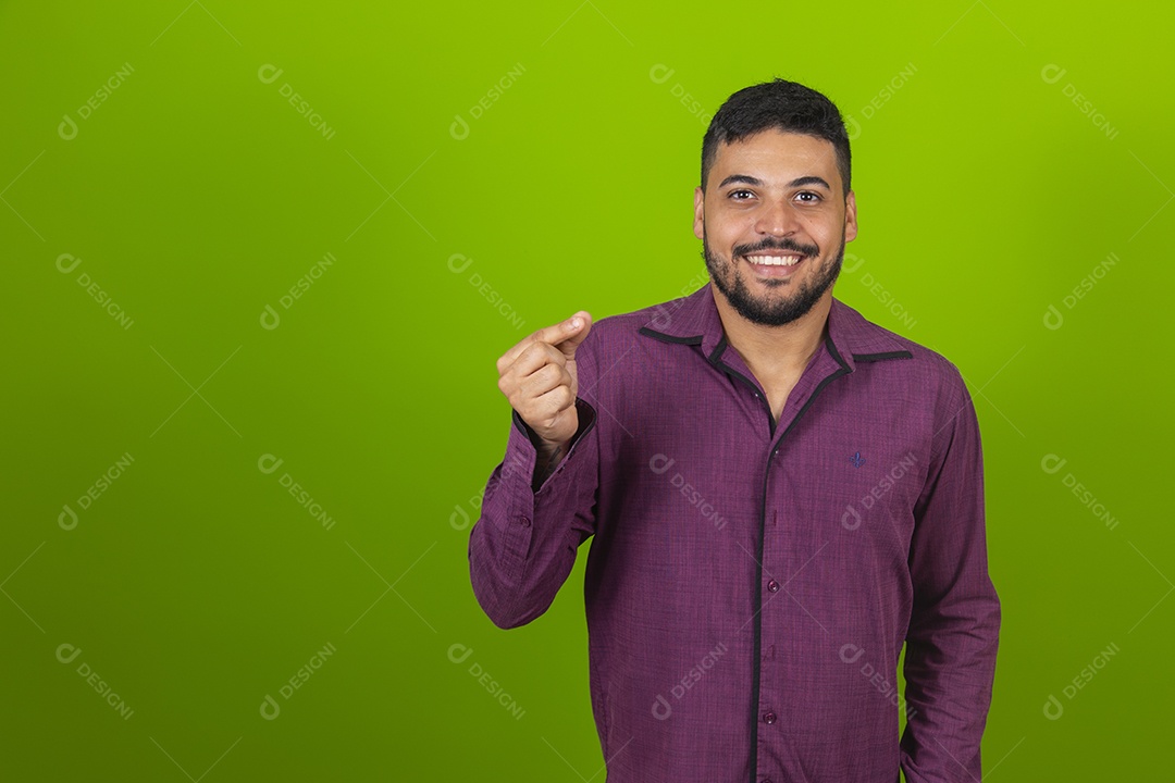 Homem jovem garoto barbudo sobre fundo isolado verde