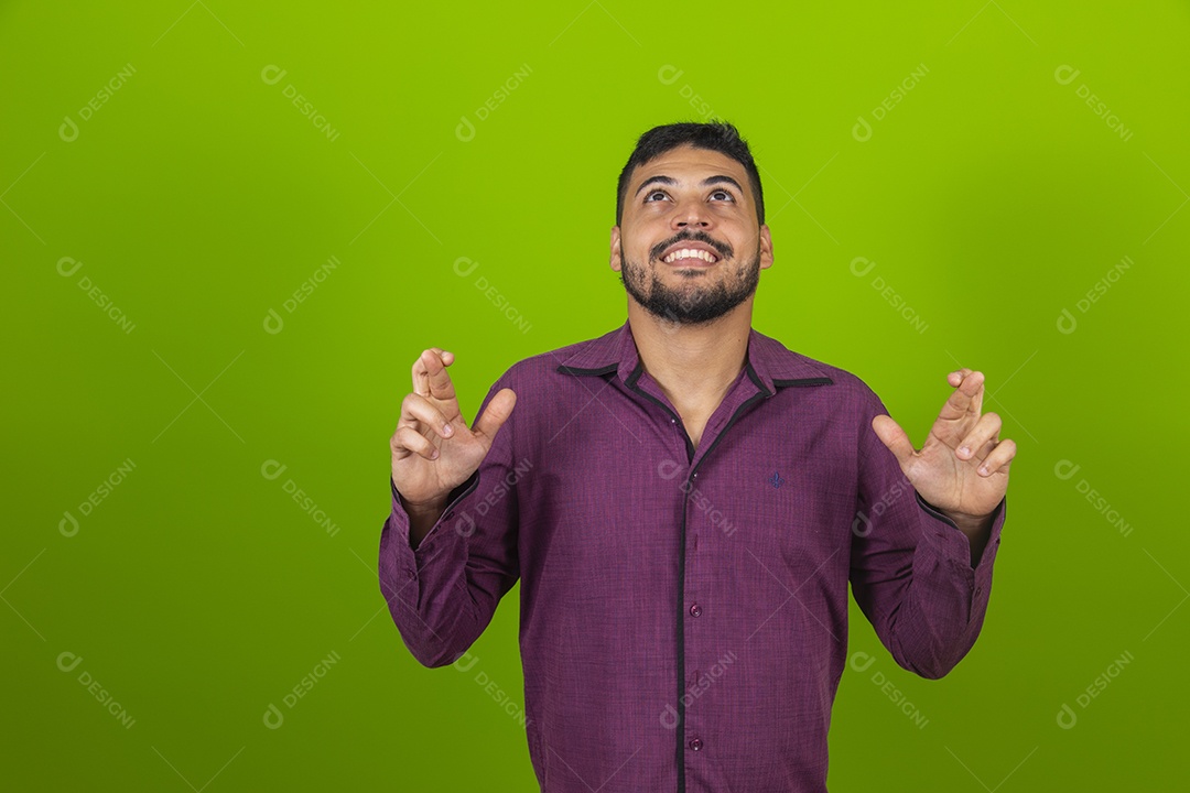 Homem jovem garoto barbudo sobre fundo isolado verde