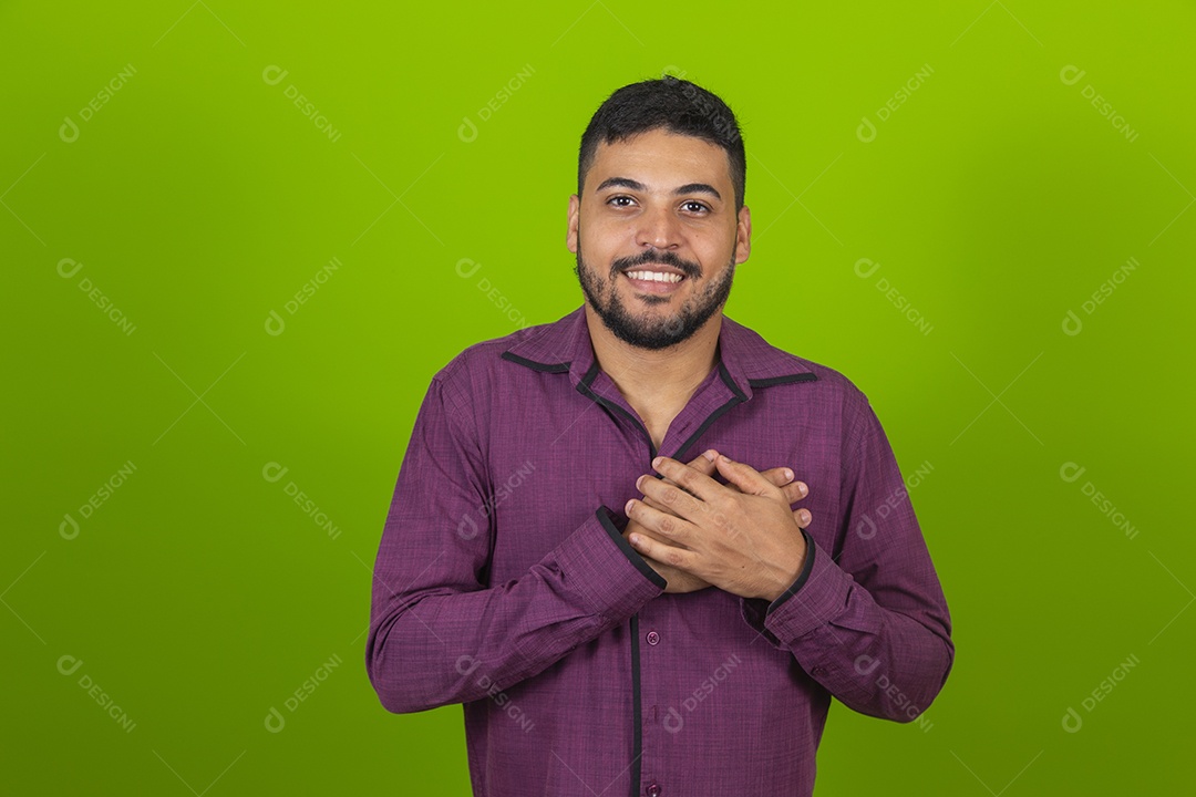Homem jovem garoto barbudo sobre fundo isolado verde