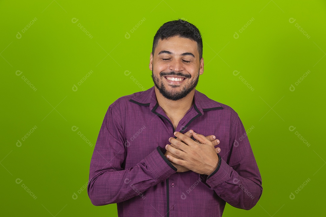 Homem jovem garoto barbudo sobre fundo isolado verde