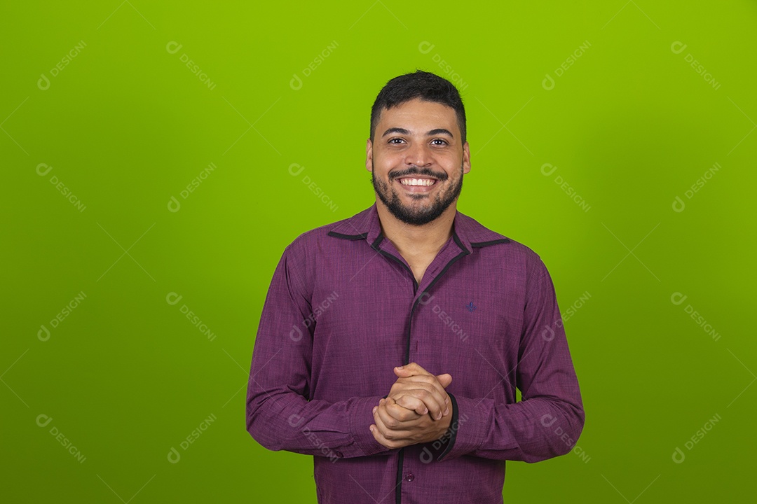 Homem jovem garoto barbudo sobre fundo isolado verde