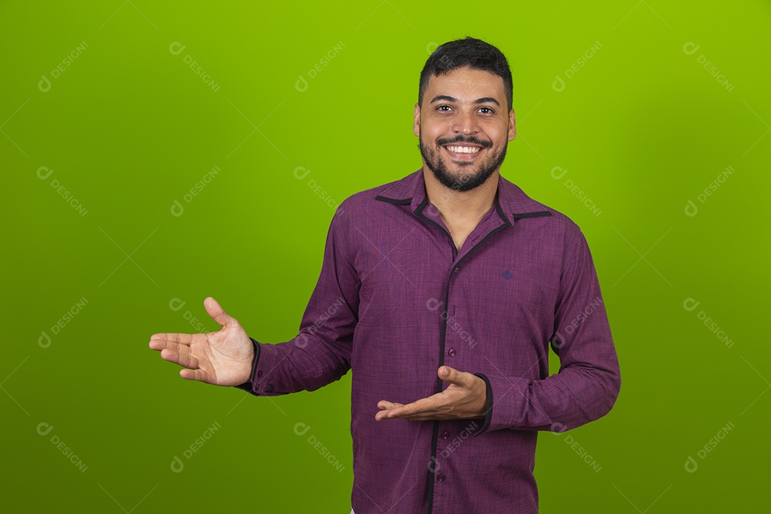 Homem jovem garoto barbudo sobre fundo isolado verde