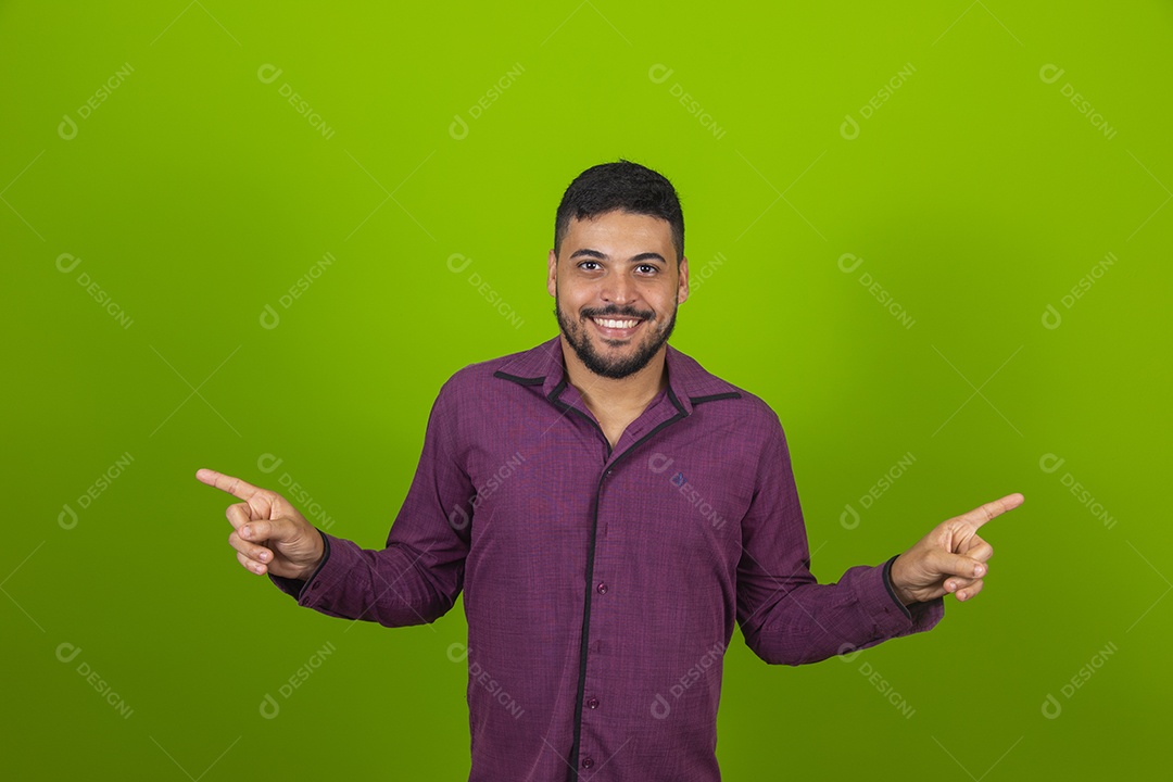 Homem jovem garoto barbudo sobre fundo isolado verde