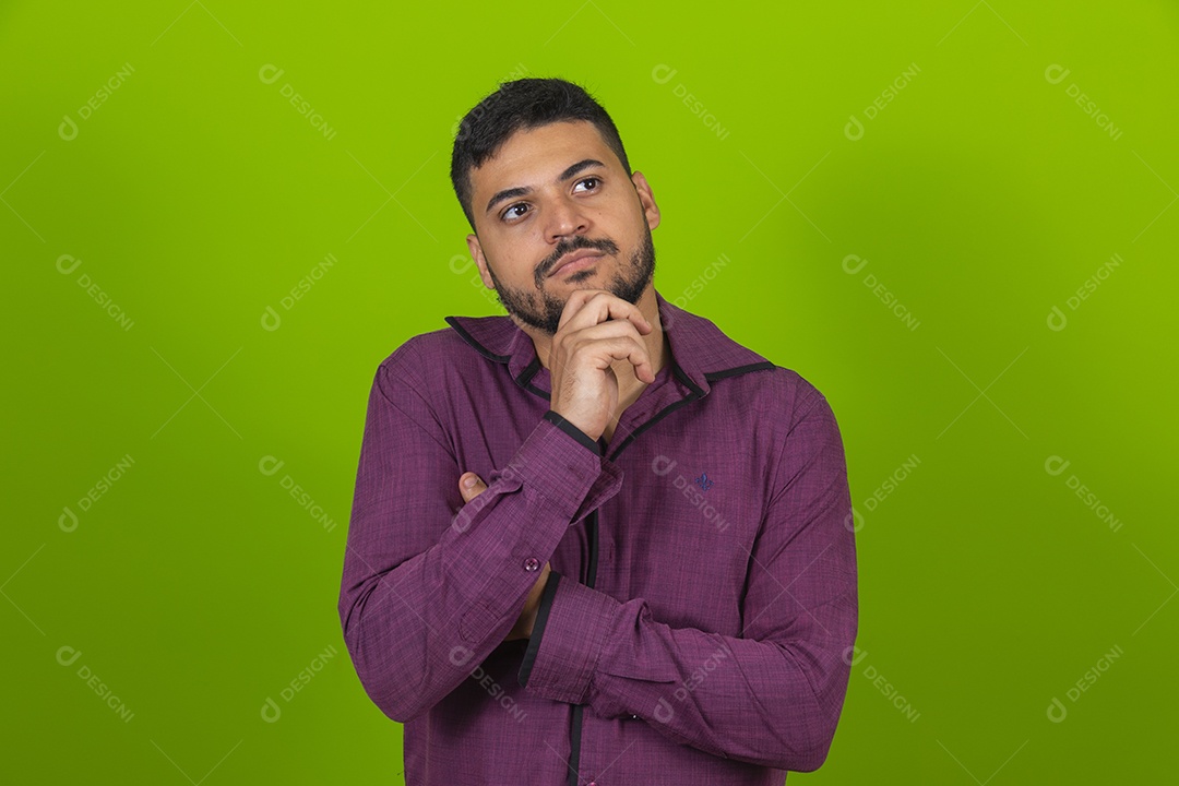 Homem jovem garoto barbudo sobre fundo isolado verde