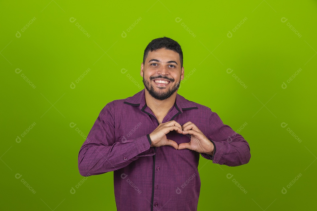 Homem jovem garoto barbudo sobre fundo isolado verde