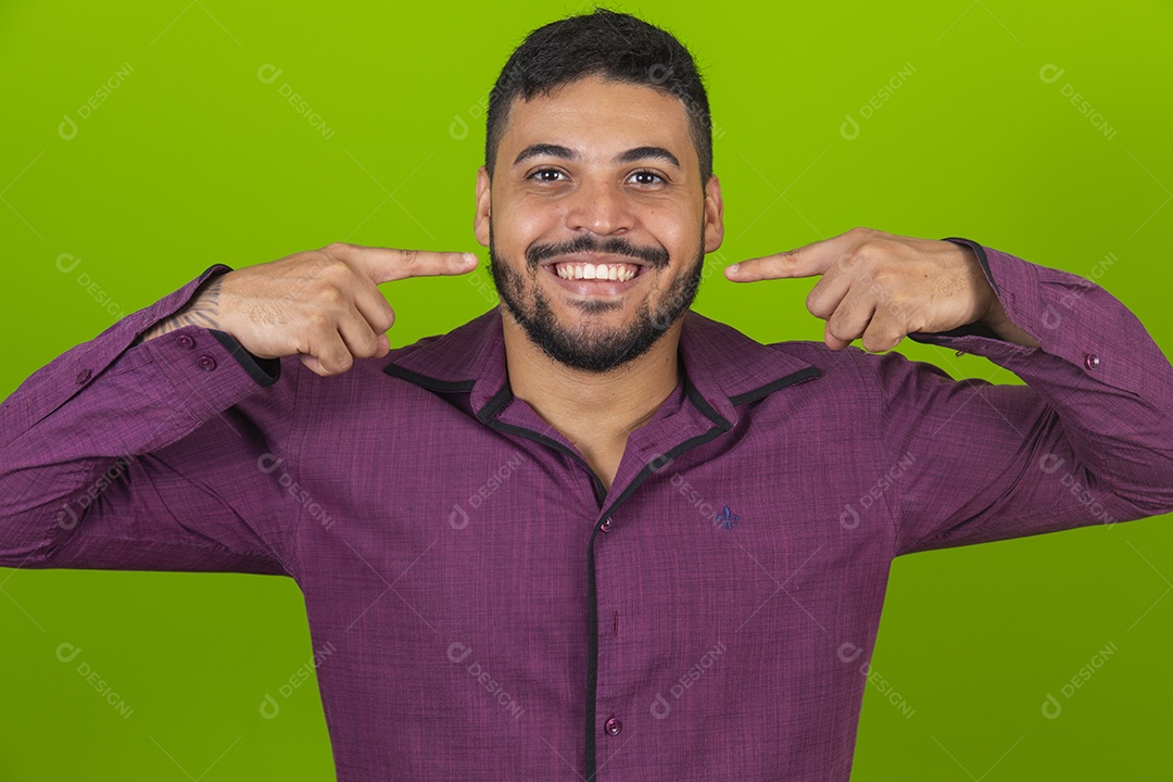 Homem jovem garoto barbudo sobre fundo isolado verde