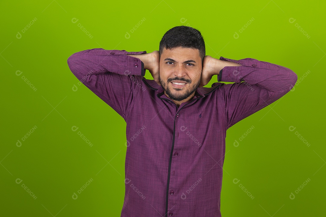 Homem jovem garoto barbudo sobre fundo isolado verde