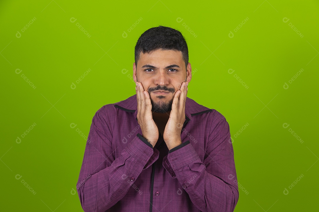 Homem jovem sorridente barbudo fazendo expressões de zangado