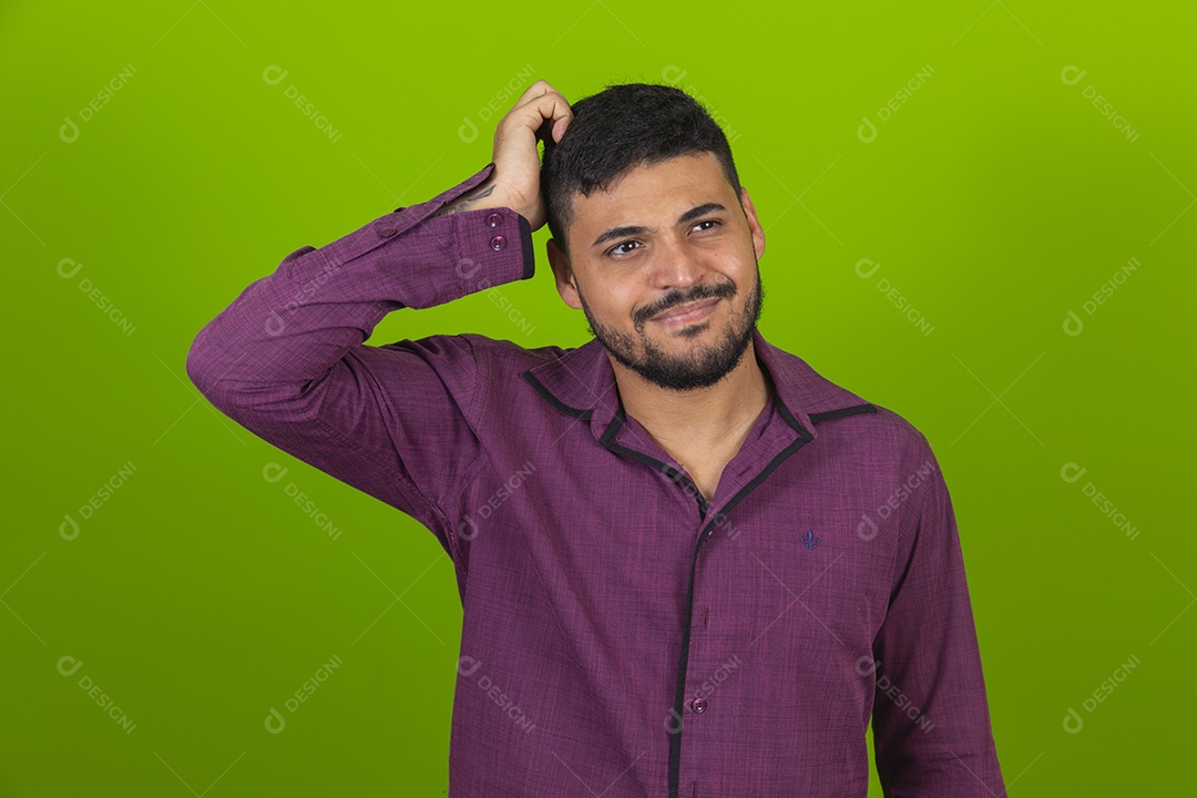 Homem jovem sorridente barbudo sobre fundo isolado