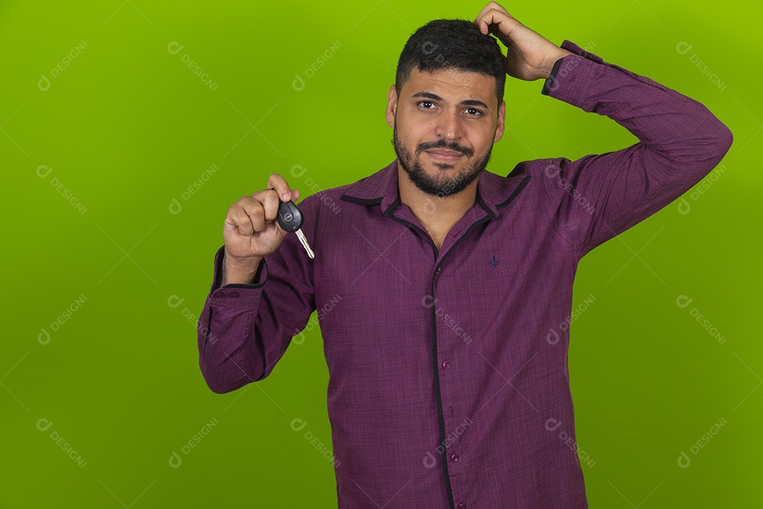 Homem jovem sorridente segurando chave de seu carro