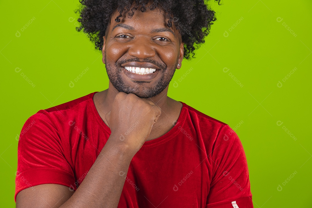 Homem negro jovem comemorando natal feliz e sorridente