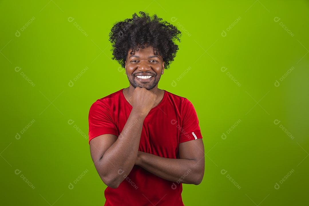 Homem negro jovem comemorando natal feliz e sorridente