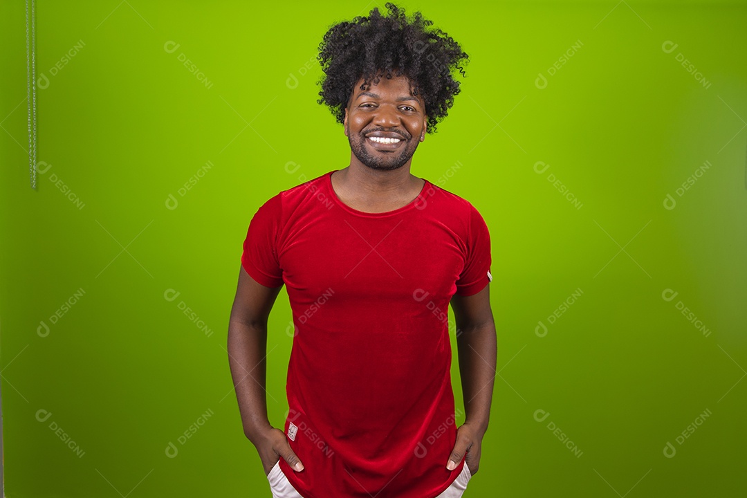 Homem negro jovem comemorando natal feliz e sorridente