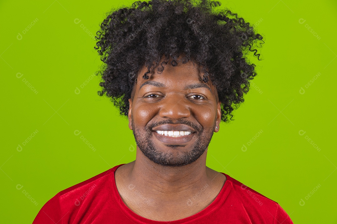 Homem jovem negro sorridente barbudo sobre fundo isolado verde