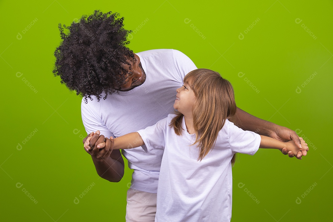 Tio divertido brincando com sua linda sobrinha sobre fundo isolado
