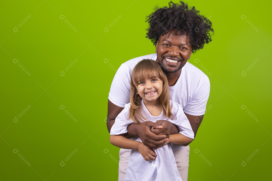 Tio divertido brincando com sua linda sobrinha sobre fundo isolado