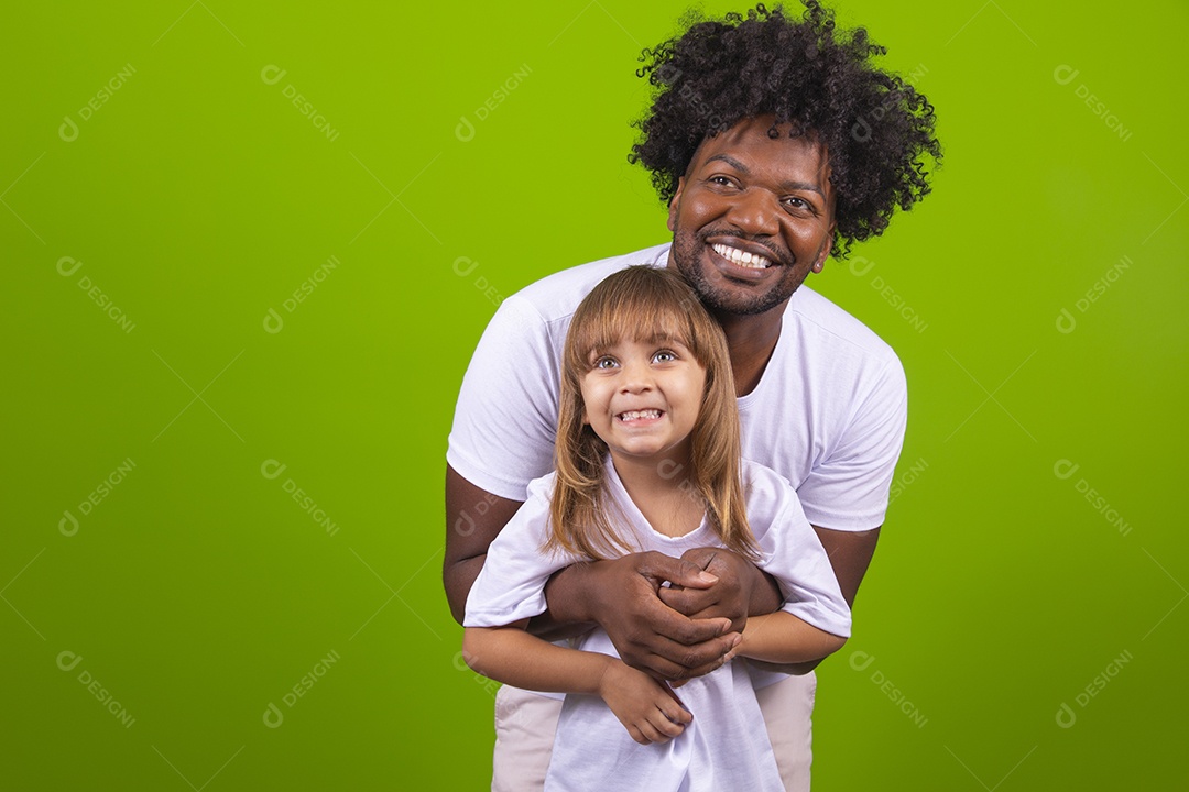 Tio divertido brincando com sua linda sobrinha sobre fundo isolado