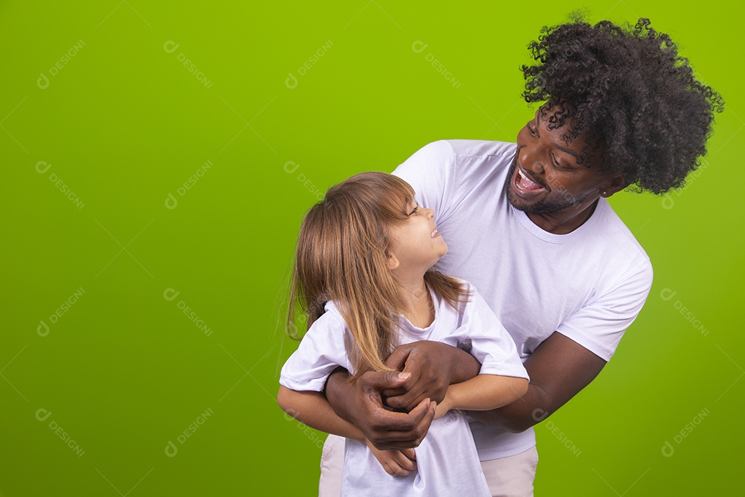 Tio divertido brincando com sua linda sobrinha sobre fundo isolado