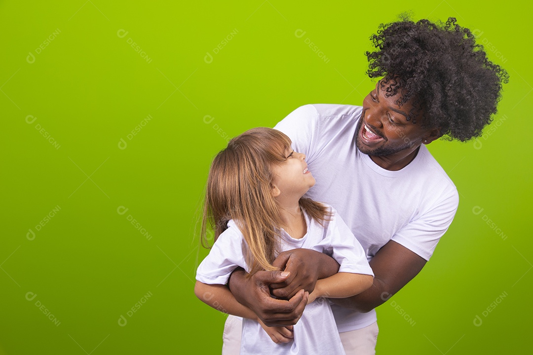 Tio divertido brincando com sua linda sobrinha sobre fundo isolado