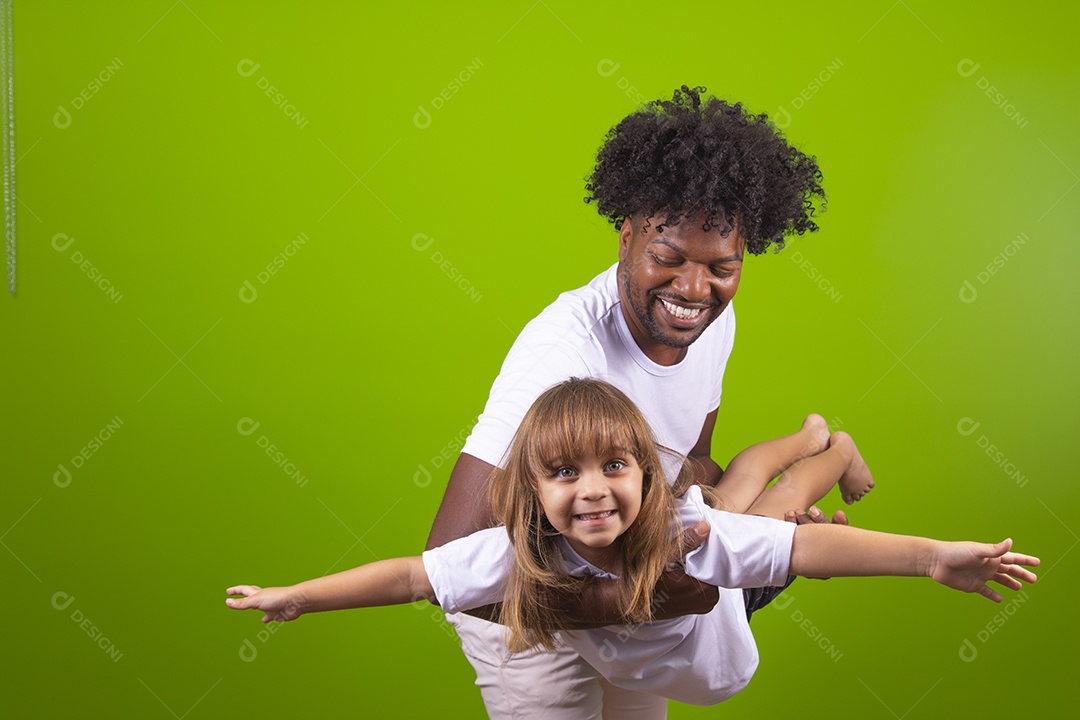 Tio divertido brincando com sua linda sobrinha sobre fundo isolado