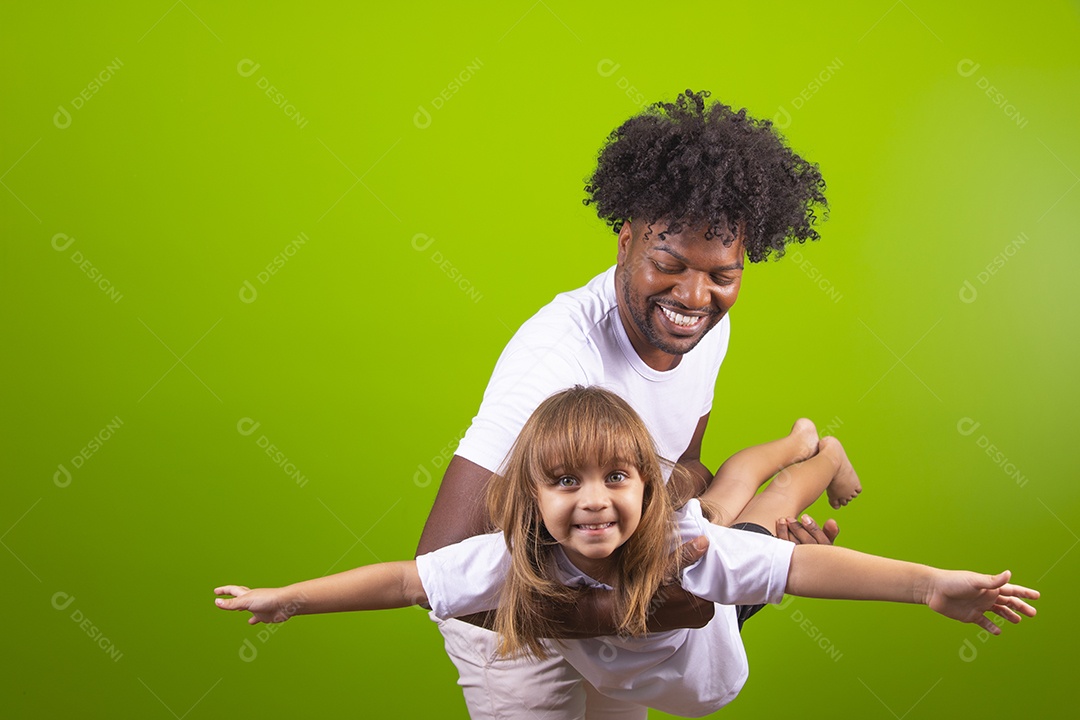 Tio divertido brincando com sua linda sobrinha sobre fundo isolado