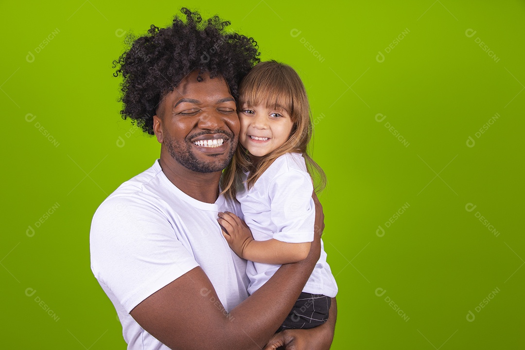 Tio divertido brincando com sua linda sobrinha sobre fundo isolado