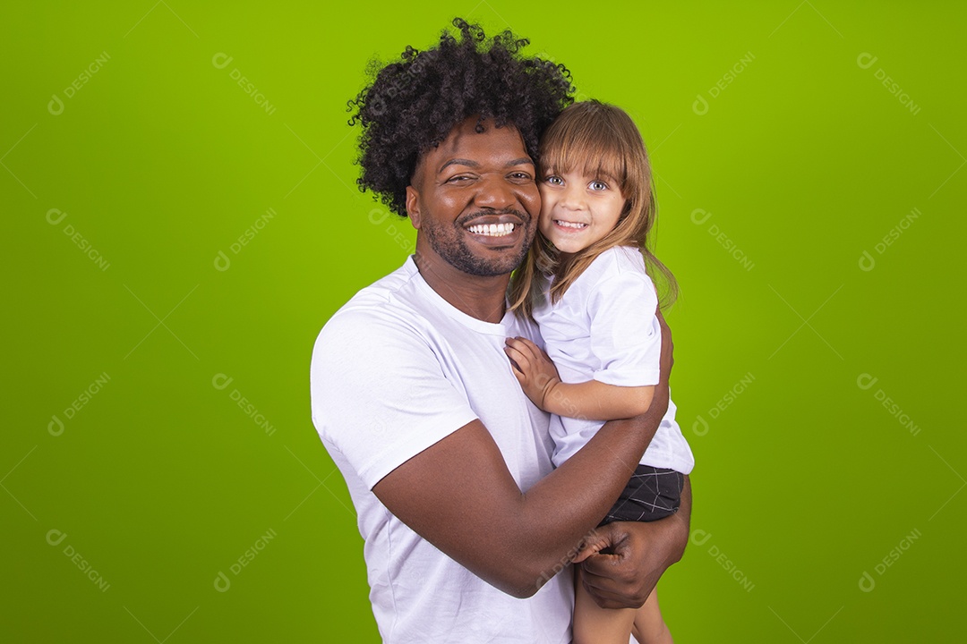 Tio divertido brincando com sua linda sobrinha sobre fundo isolado