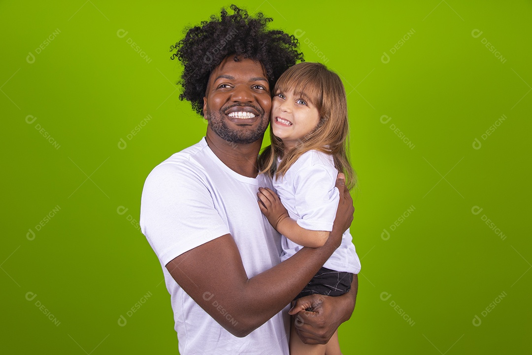 Tio divertido brincando com sua linda sobrinha sobre fundo isolado