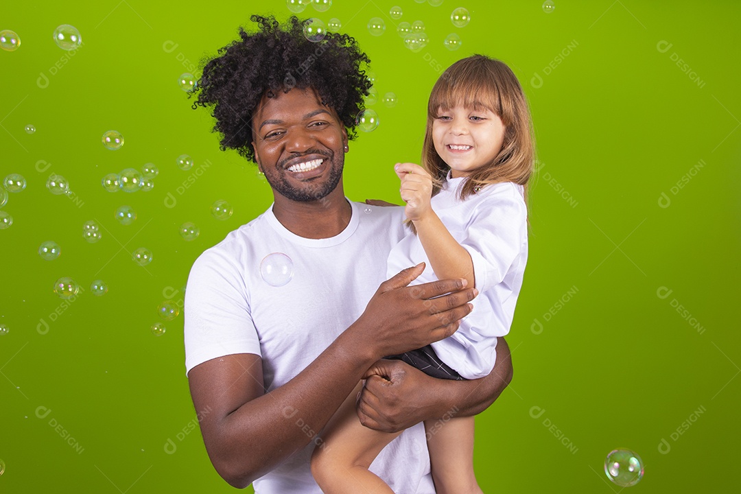 Tio divertido brincando com sua linda sobrinha sobre fundo isolado