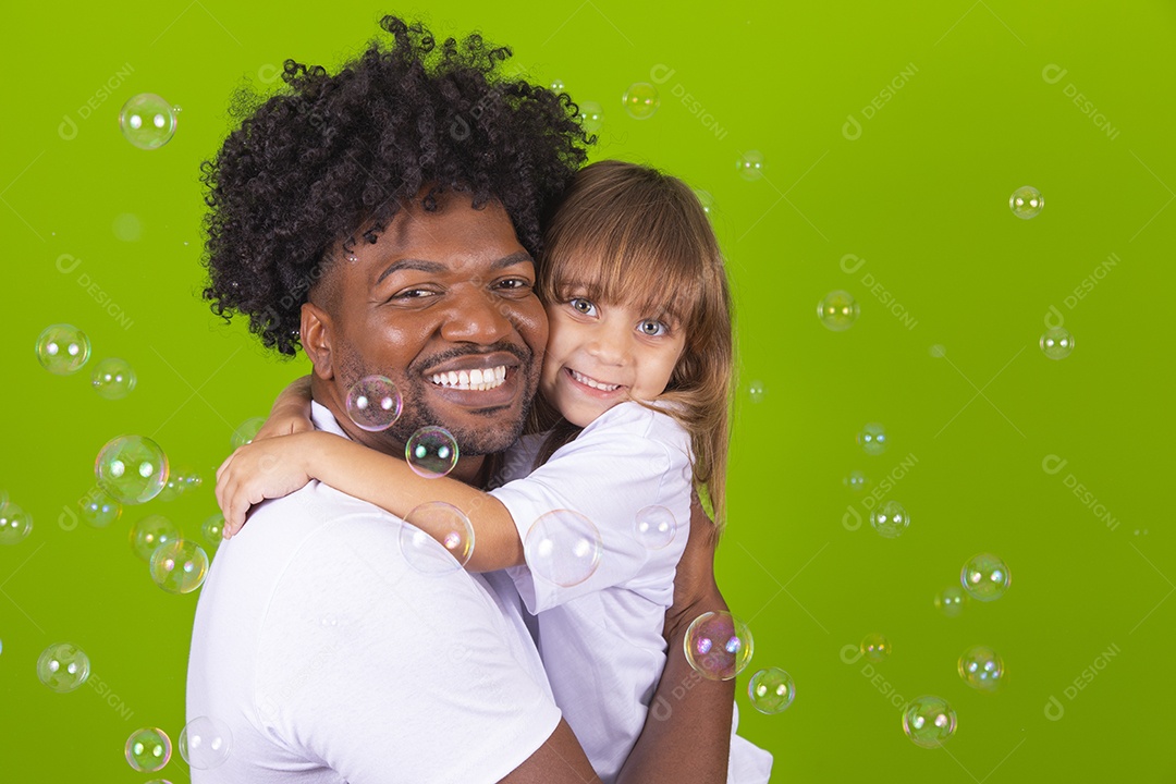 Tio divertido brincando com sua linda sobrinha sobre fundo isolado