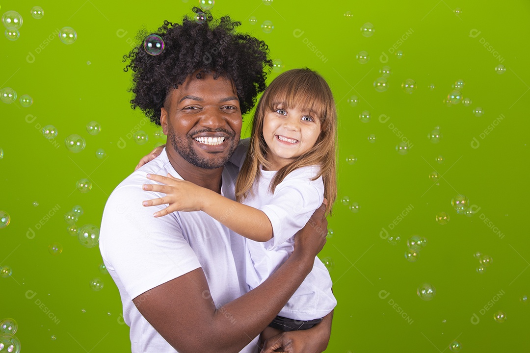Tio divertido brincando com sua linda sobrinha sobre fundo isolado